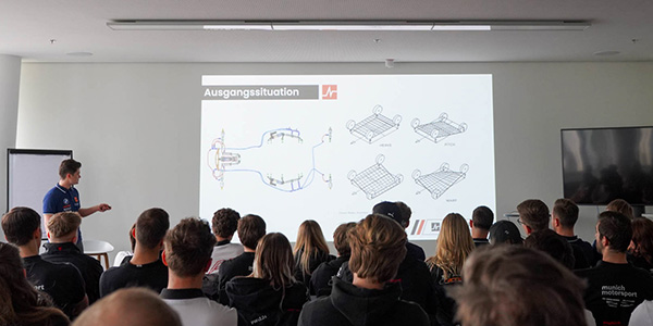 Ein Student hält einen Vortrag auf dem Formula Student FIZ Event 2024.