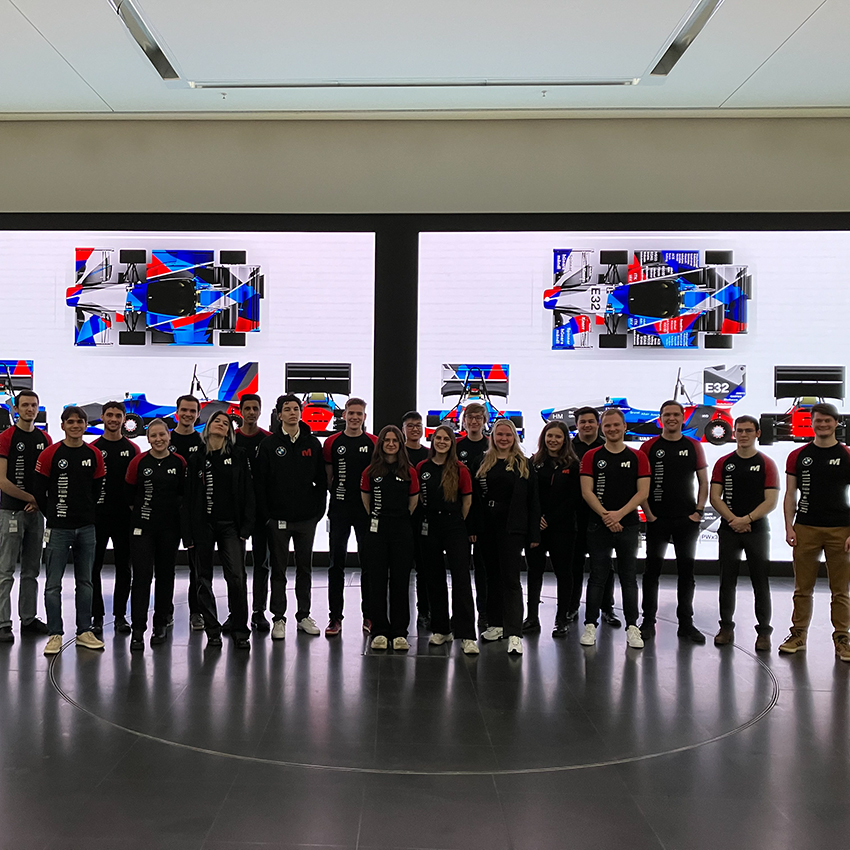 Gruppenbild des BMW Group Formula Student teams.