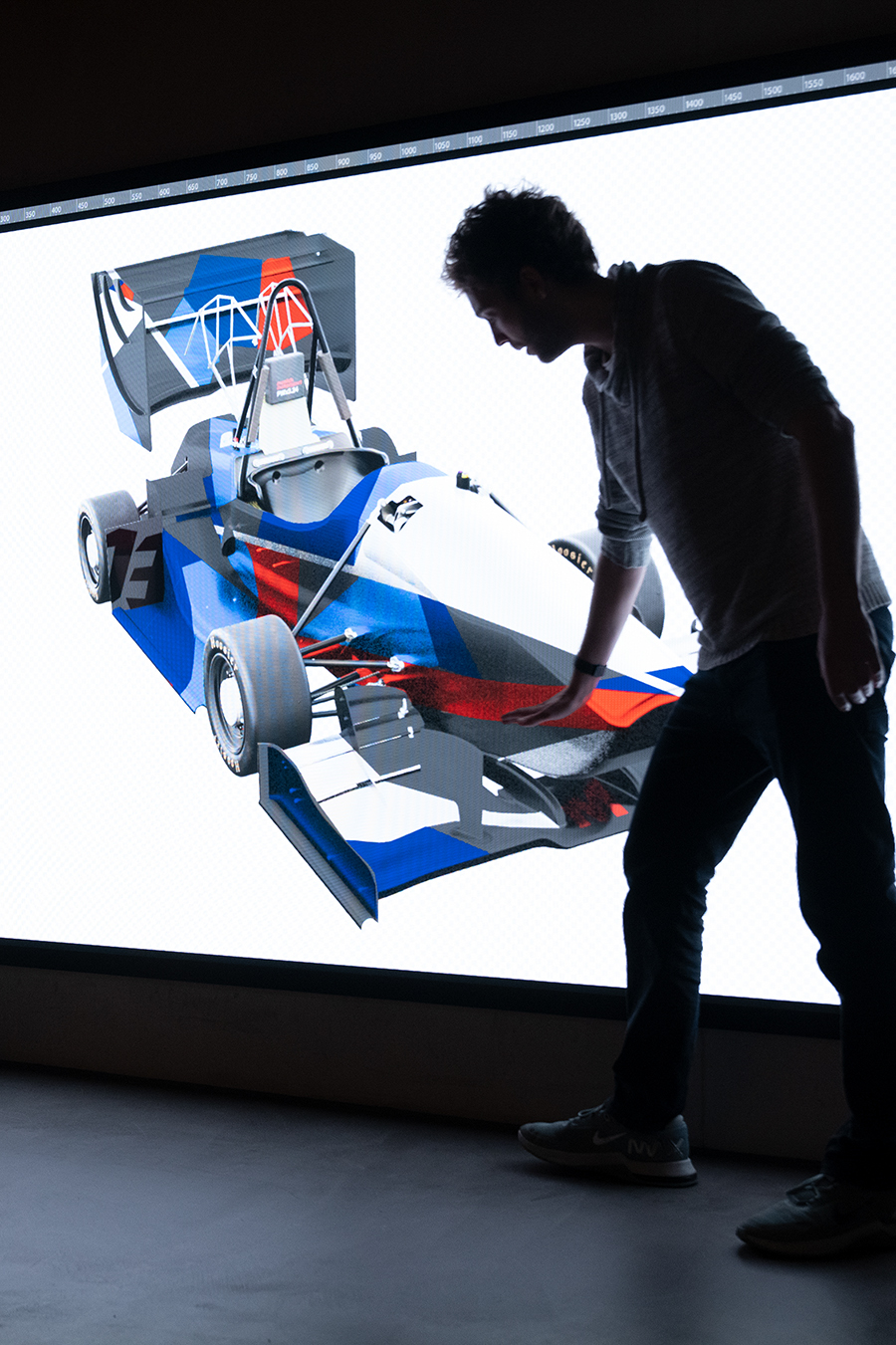 Eine Person präsentiert das Design des Formula Student Rennwagens.