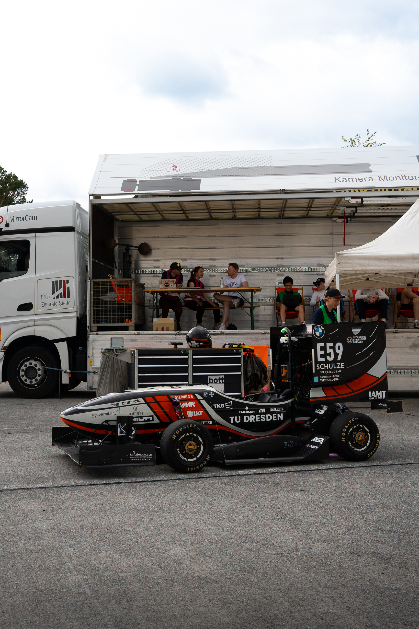 Eine Person schaut sich das Rennauto an.