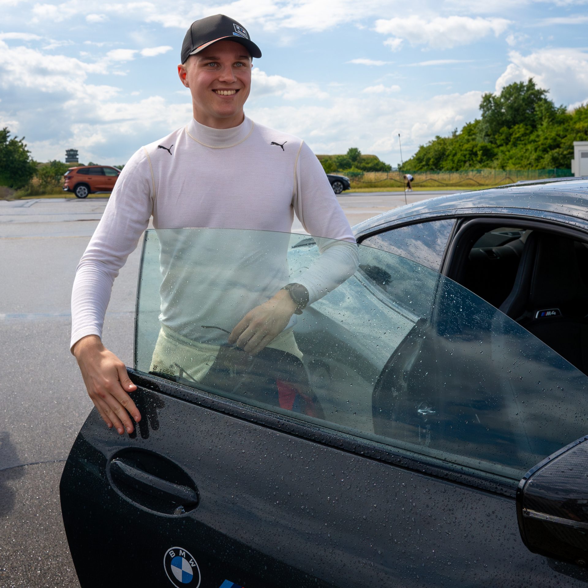Gruppenbild beim Maisach Test Event mit zwei Rennautos