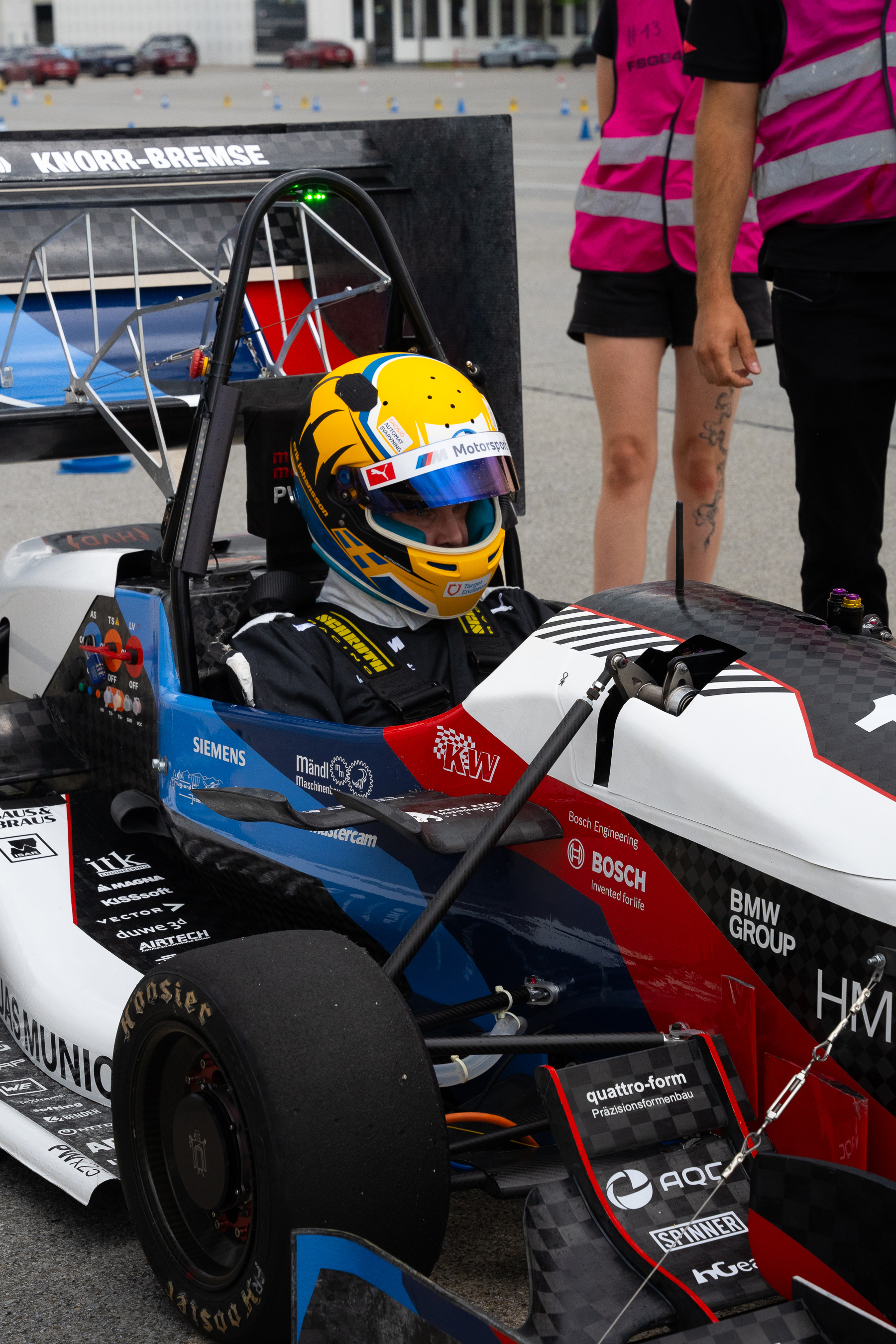 Ein Fahrer sitzt in seinem Rennauto.