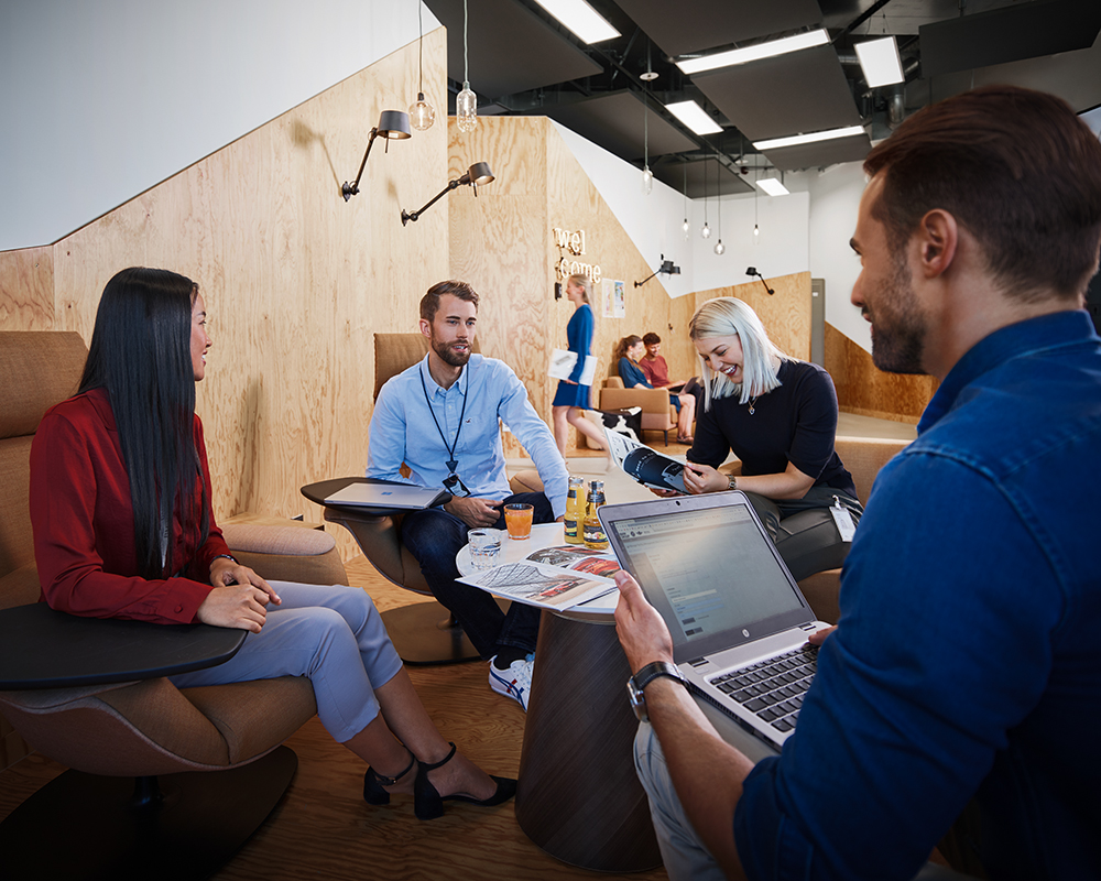Eine Gruppe Fastlane Studierender bei der BMW Group bei einem Austausch.