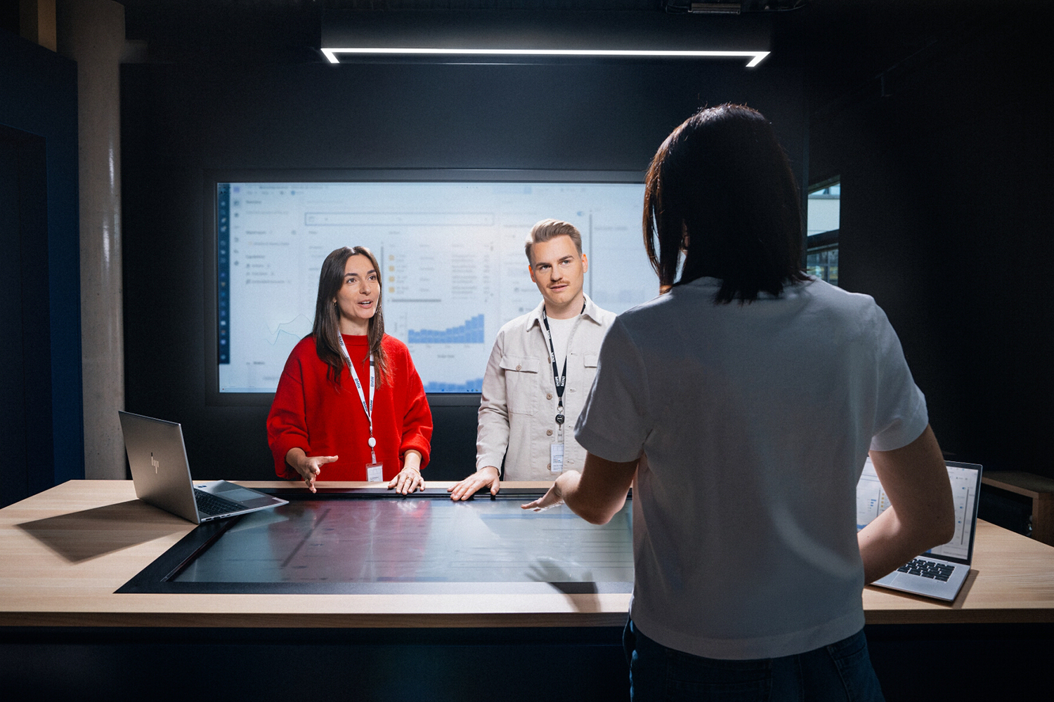Eine Gruppe Fastlane Studierender bei der BMW Group bei einem Austausch.