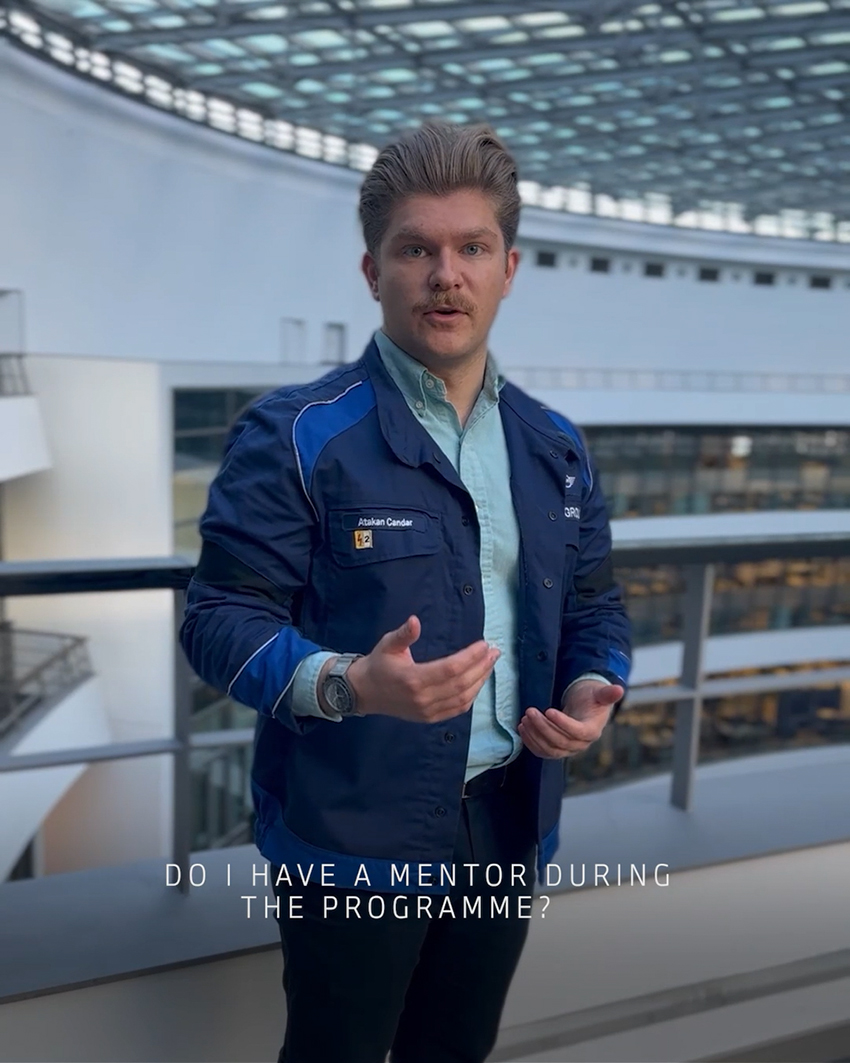 A male trainee answering the question "Do I have a mentor during the programme?"