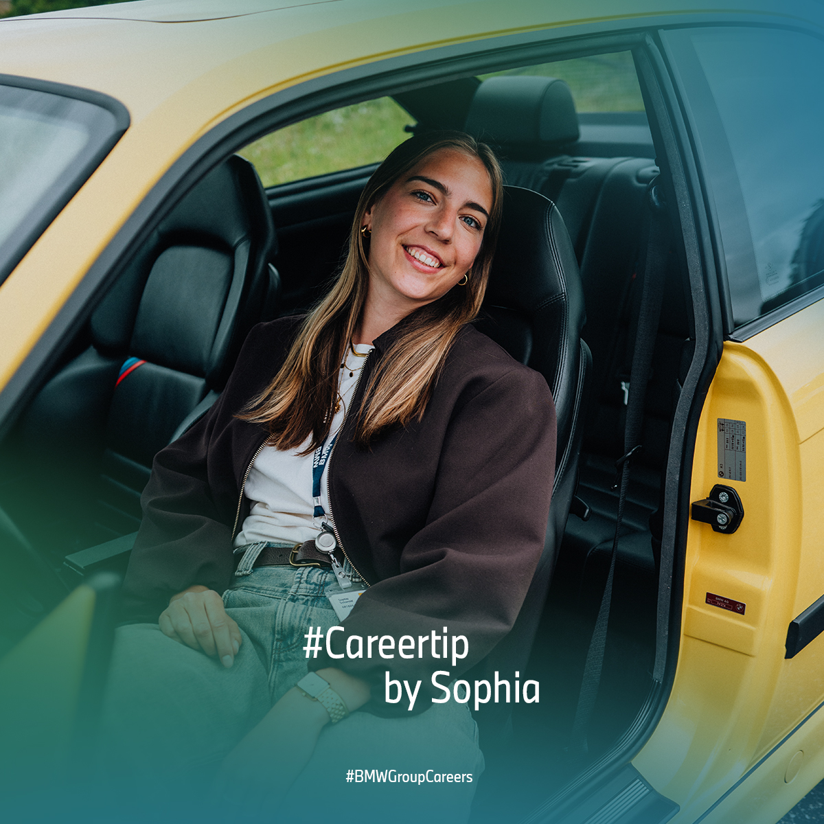 Tobias lächelnd in einem BMW M5 und Schriftzug "Careertip by Tobias" auf dem Bild