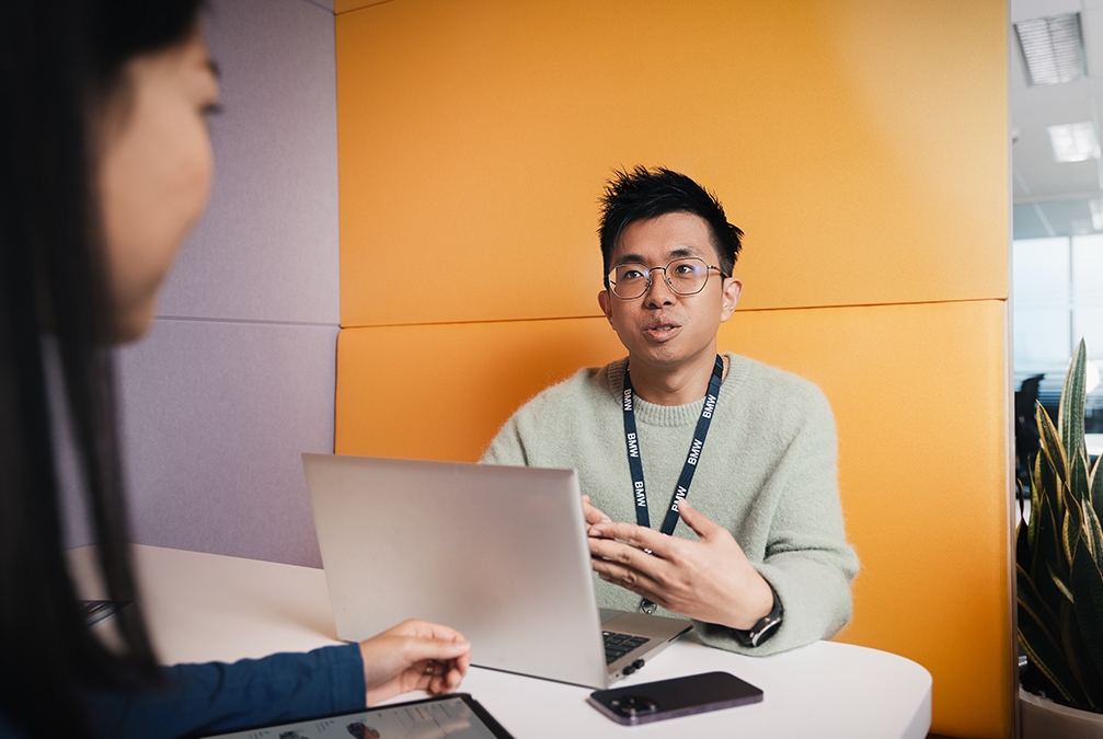 Eine Studentin und ihr Mentor in einer Besprechung.