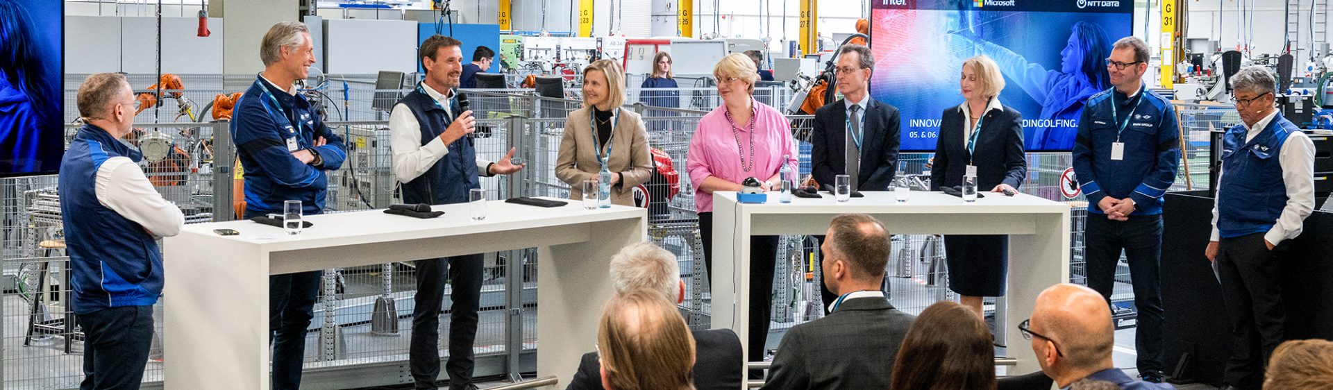 Expertenrunde bei der Innovation Challenge in einer modernen Fabrik