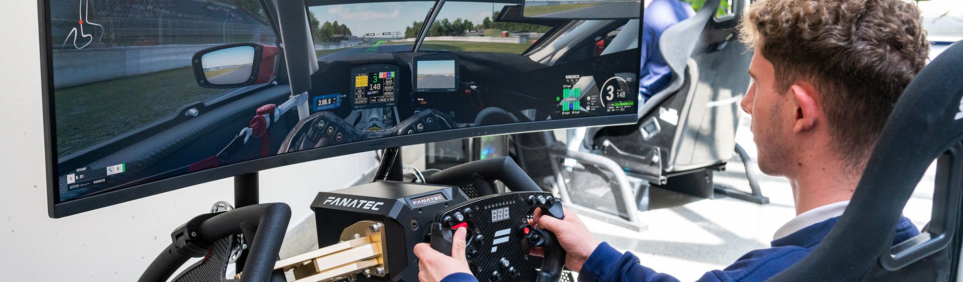 Student fährt gerade in einem Fahrsimulator.