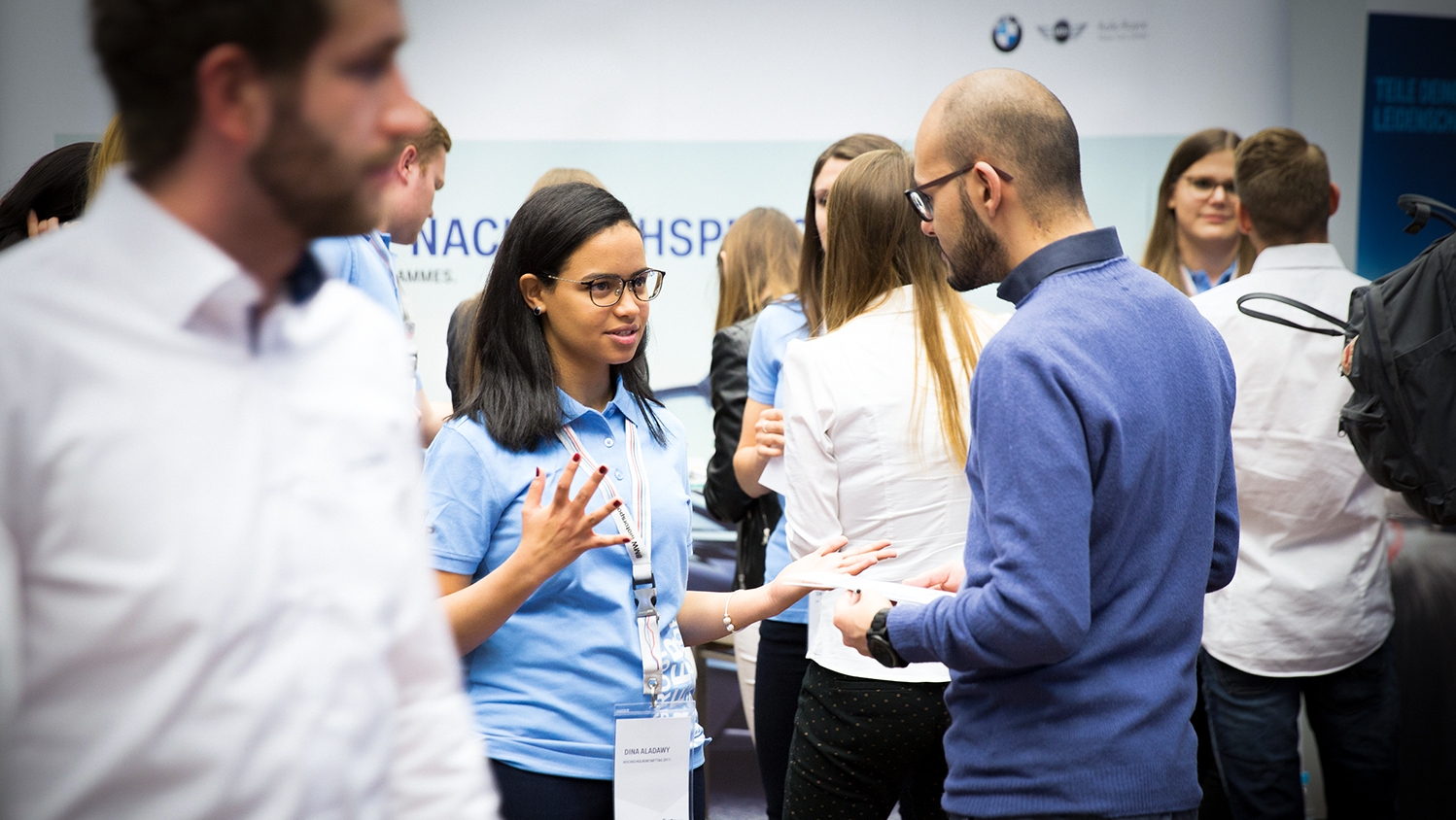 Studenten unterhalten sich auf einem Karriere Event der BMW Group.