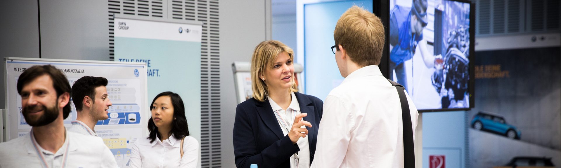Personen unterhalten sich bei einem Karriere Event der BMW Group.