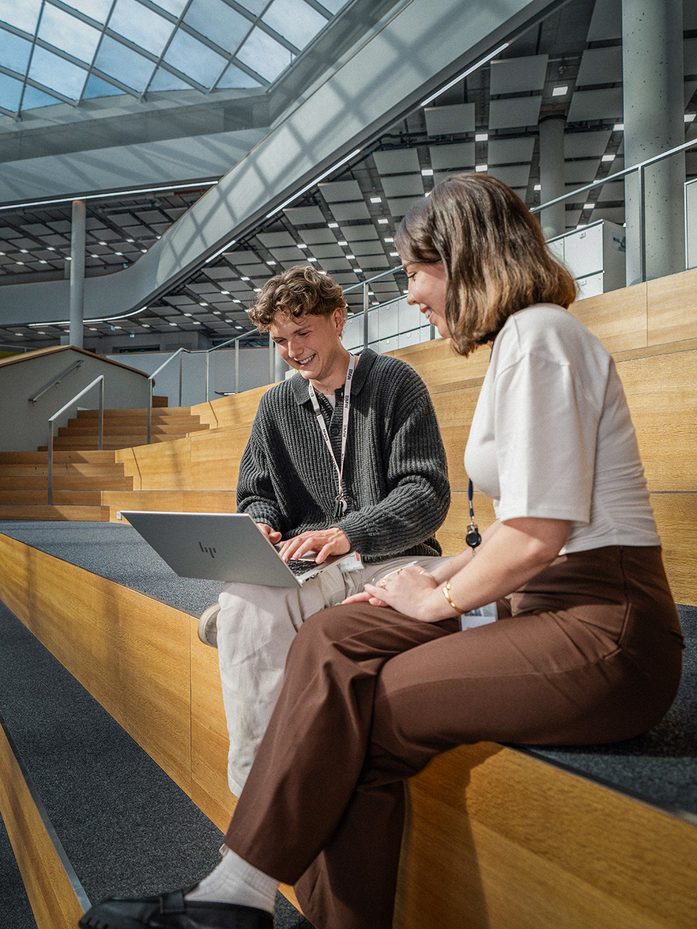 Ein Ausbilder und Praktikantin bei einem Meeting