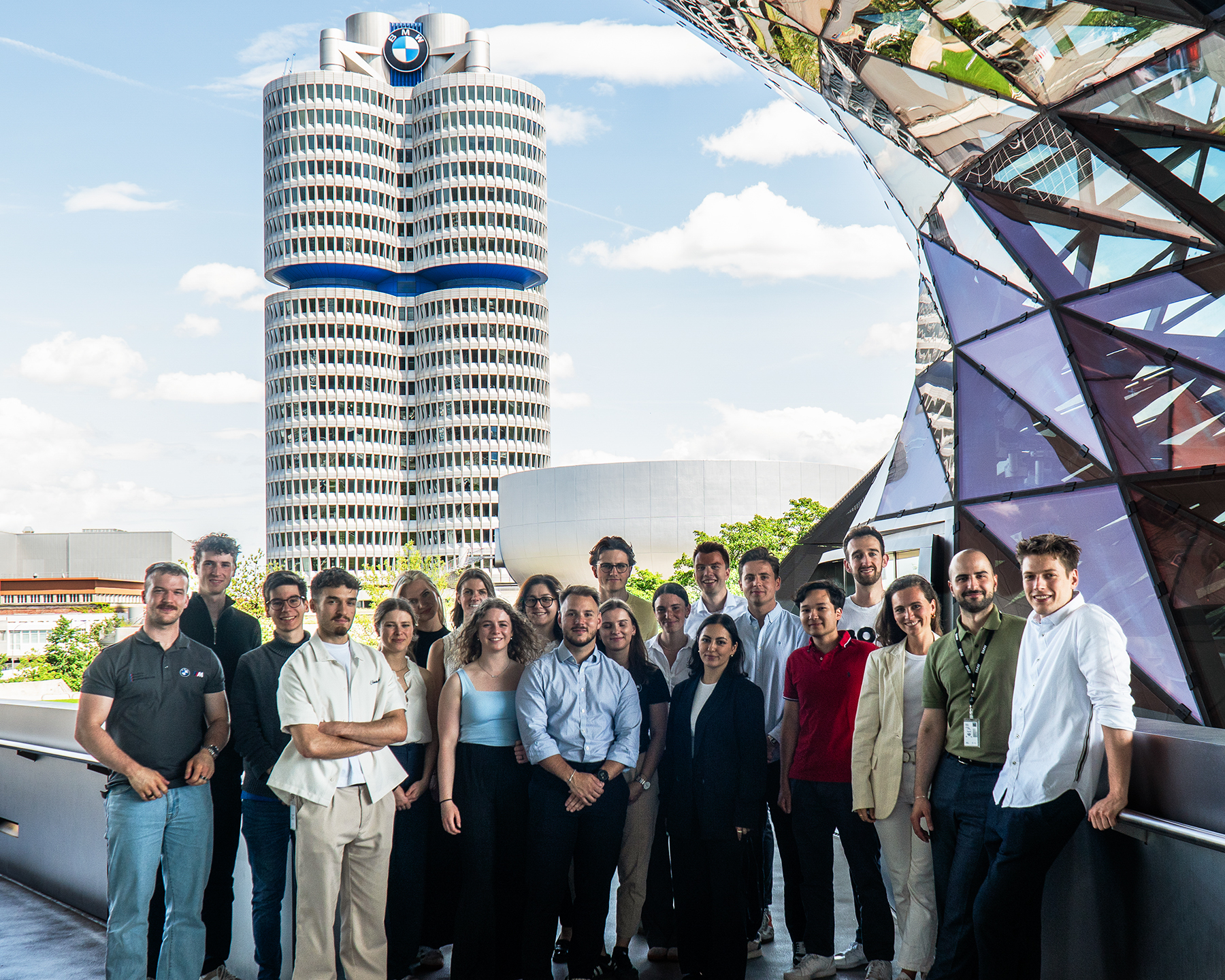 Fünf Studenten bei der BMW Group posieren vor der Kamera.