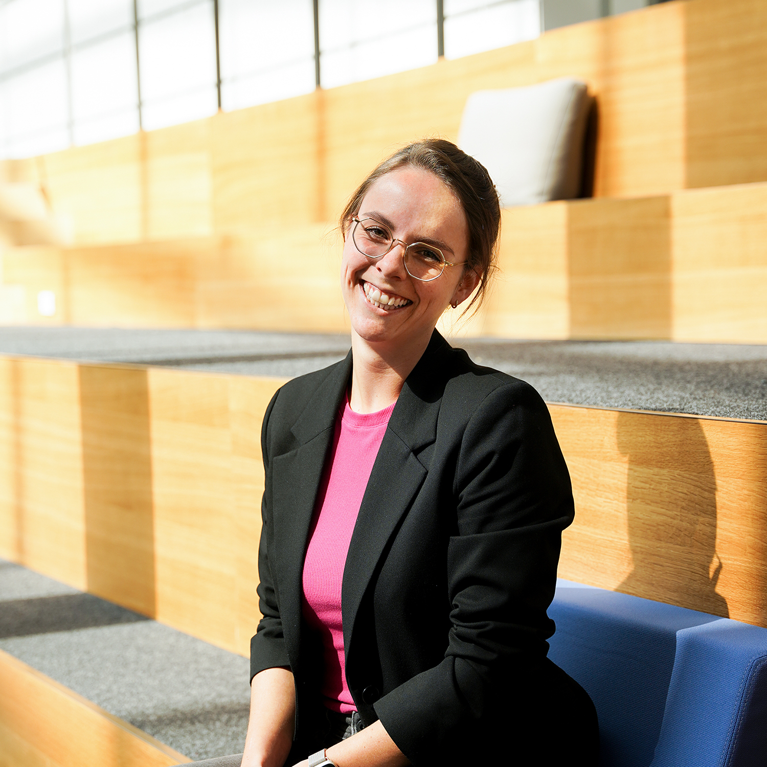 Eine junge Masterandin lächelt in die Kamera