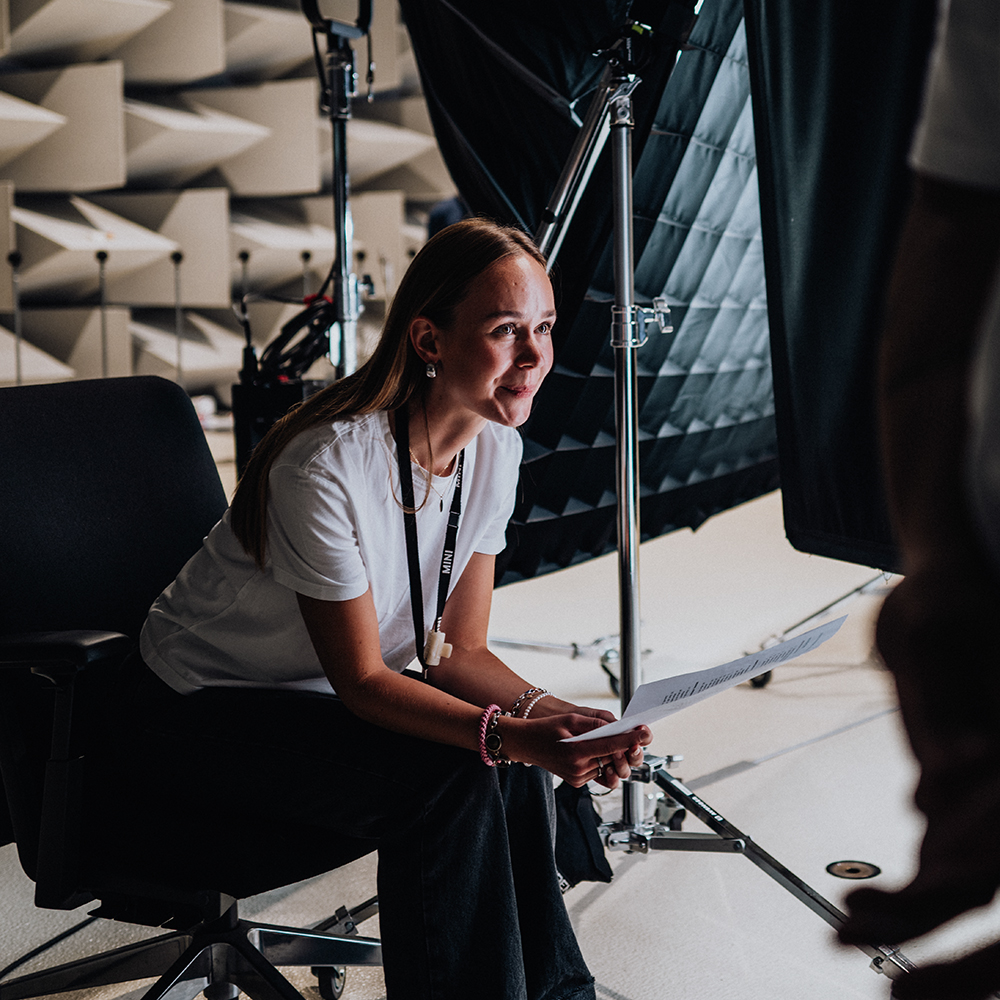 Eine junge Werkstudentin am Set eines Videoshootings