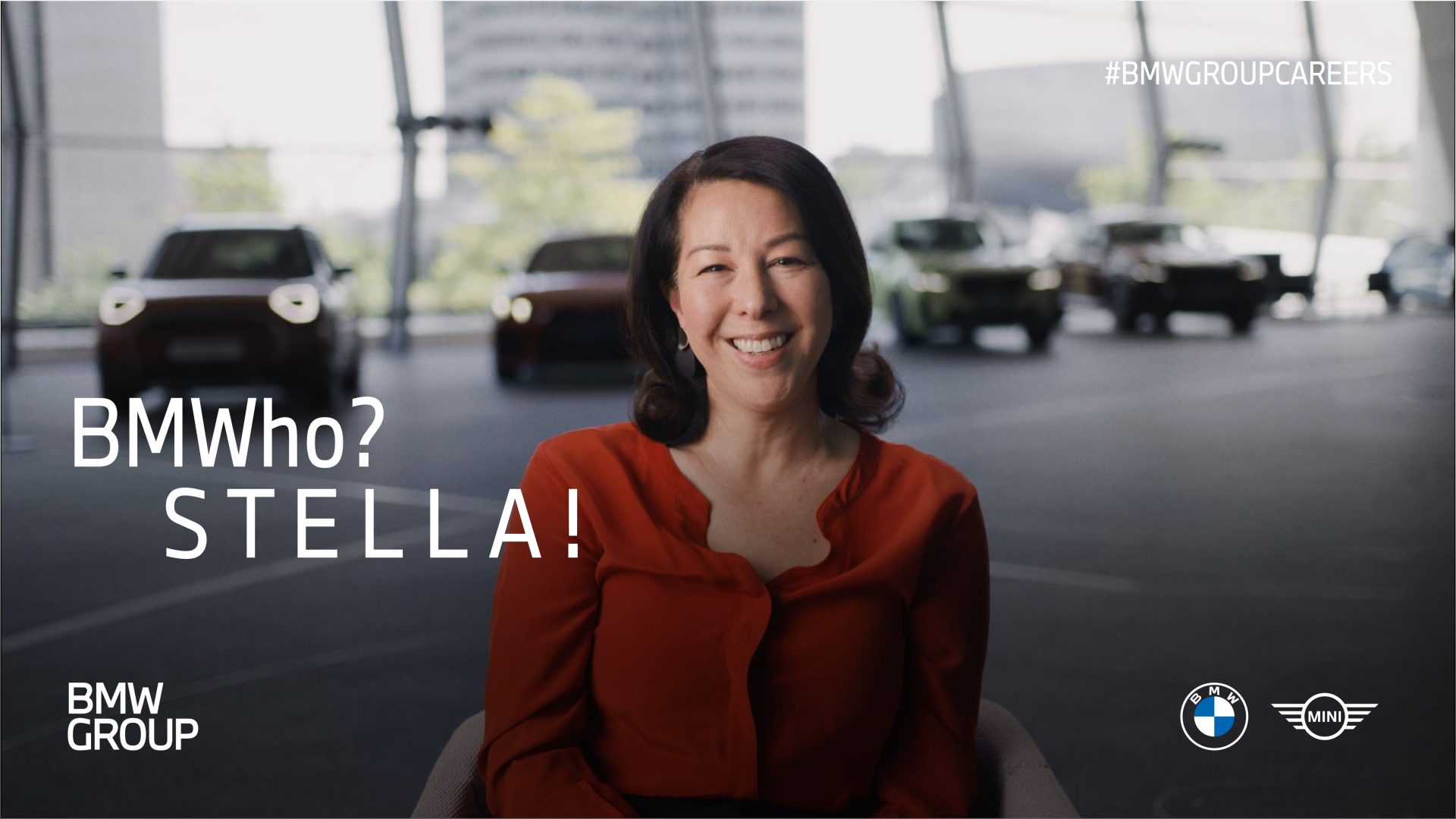 Video Thumbnail mit BMW Mitarbeiterin Stella, die fröhlich in die Kamera lächelt