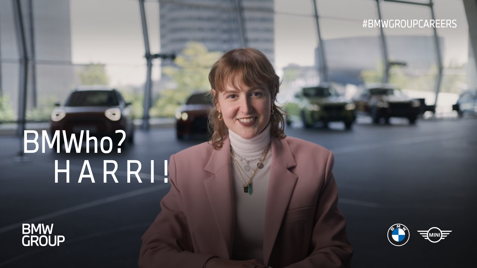 Video Thumbnail mit BMW Mitarbeiterin Harriet, die fröhlich in die Kamera lächelt