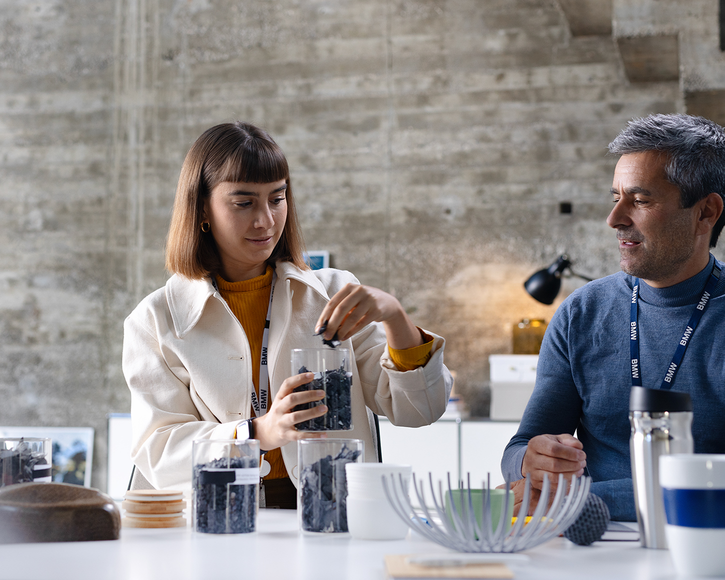 Zwei Personen in der BMW Abteilung für Nachhaltigkeit und Umwelt bei der Analyse von Materialien.