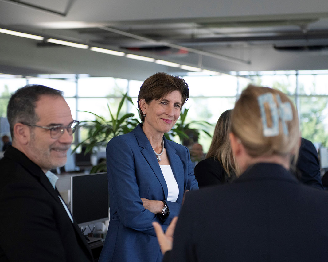 Ilka Horstmeier im Gespräch mit Mitarbeitenden