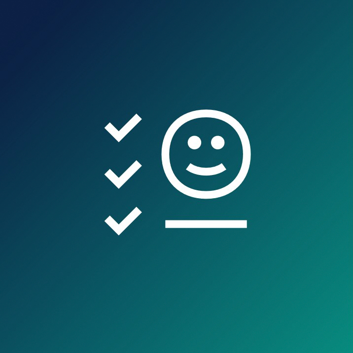 Checkliste mit Smiley Icon auf dunkelblau/ türkisem Hintergrund.