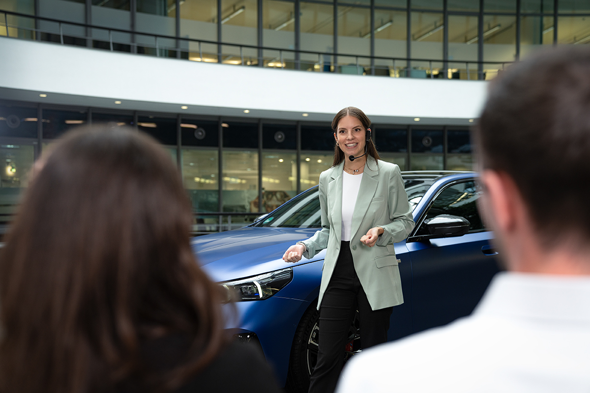 Eine BMW Mitarbeiterin während einer Produktführung.