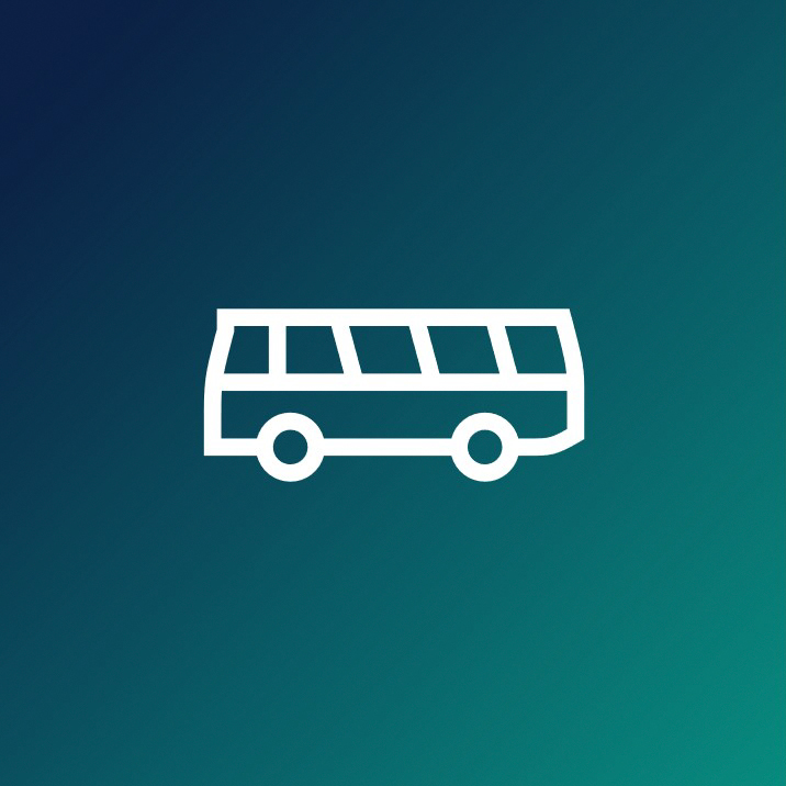 Bus Icon auf dunkelblau/ türkisem Hintergrund.