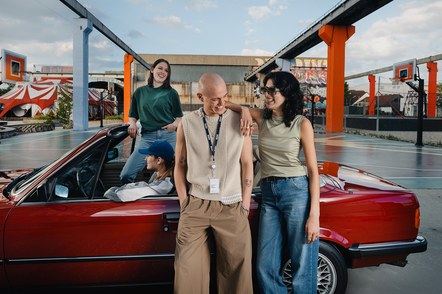 Vier Studierende mit BMW E30 Cabrio auf einem urbanen Basketballplatz