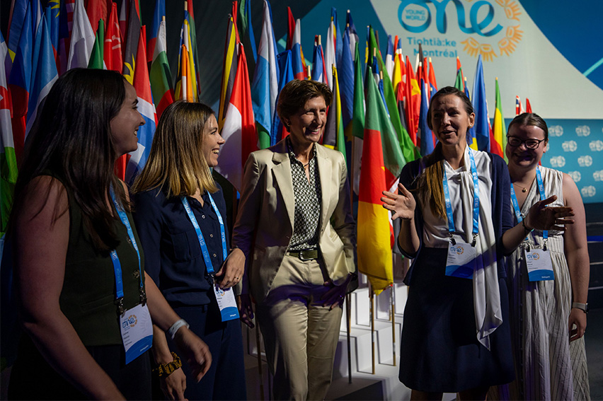 Ilka Horstmeier mit einer Gruppe Frauen auf einer Veranstaltung von One Young World