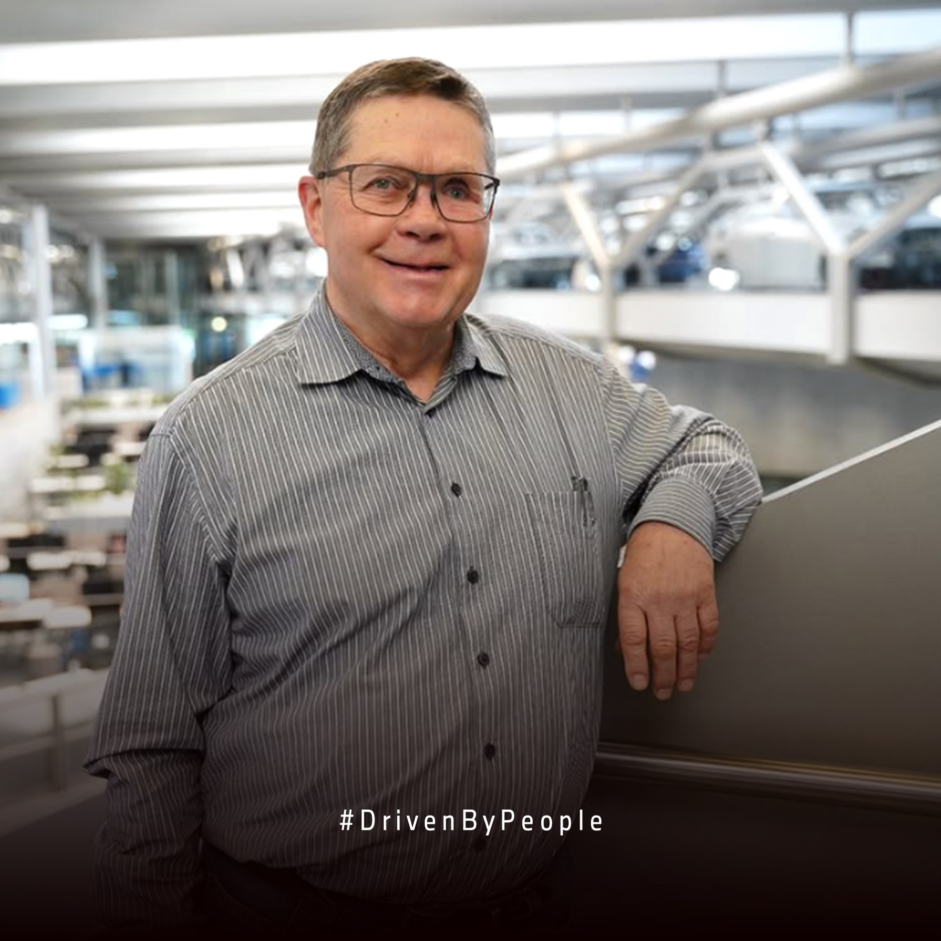 Ein älterer Mitarbeiter der BMW Group im Großraumbüro im BMW Werk Leipzig