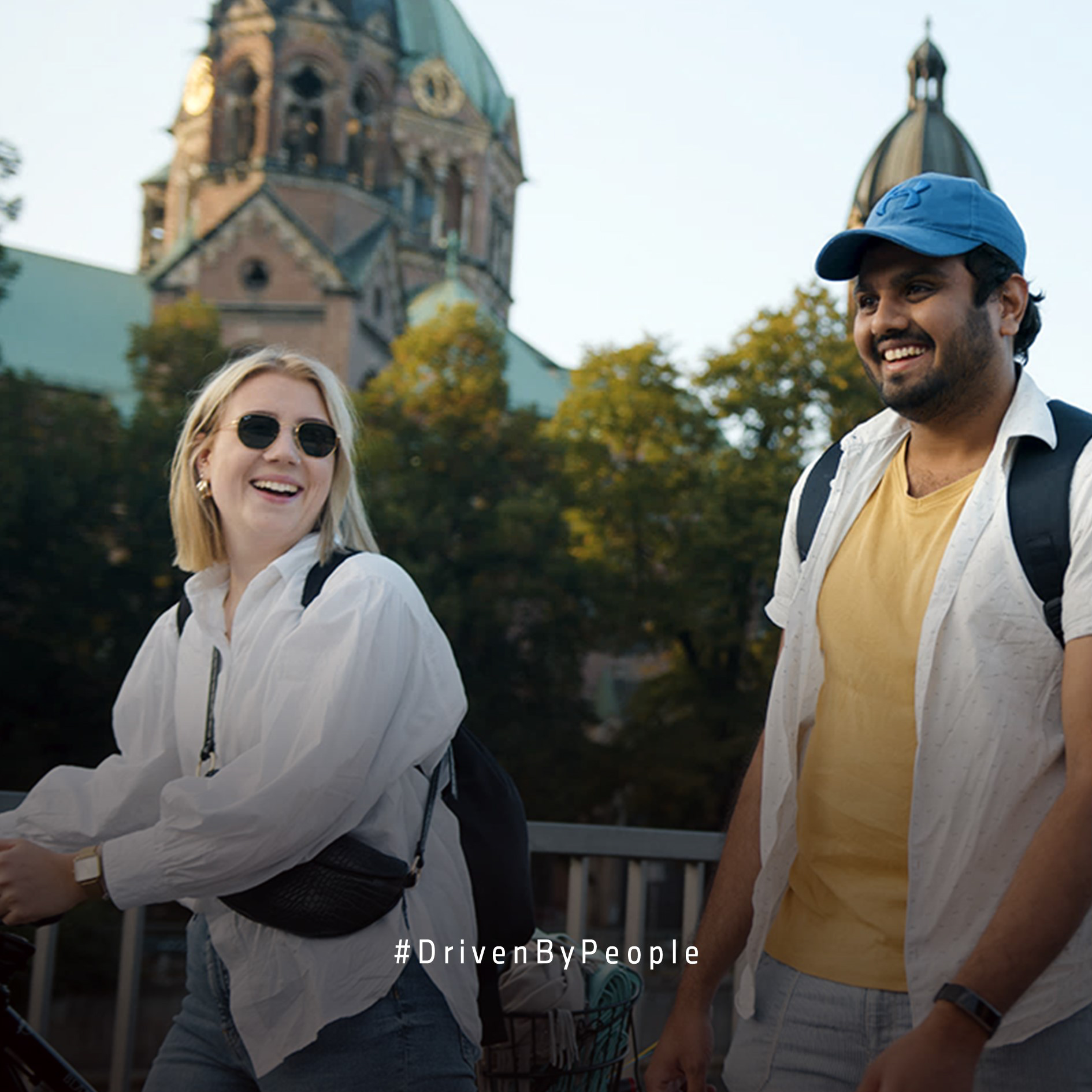 Zwei Kollegen der BMW Group bei einem Spanziergang an der Isar in München.