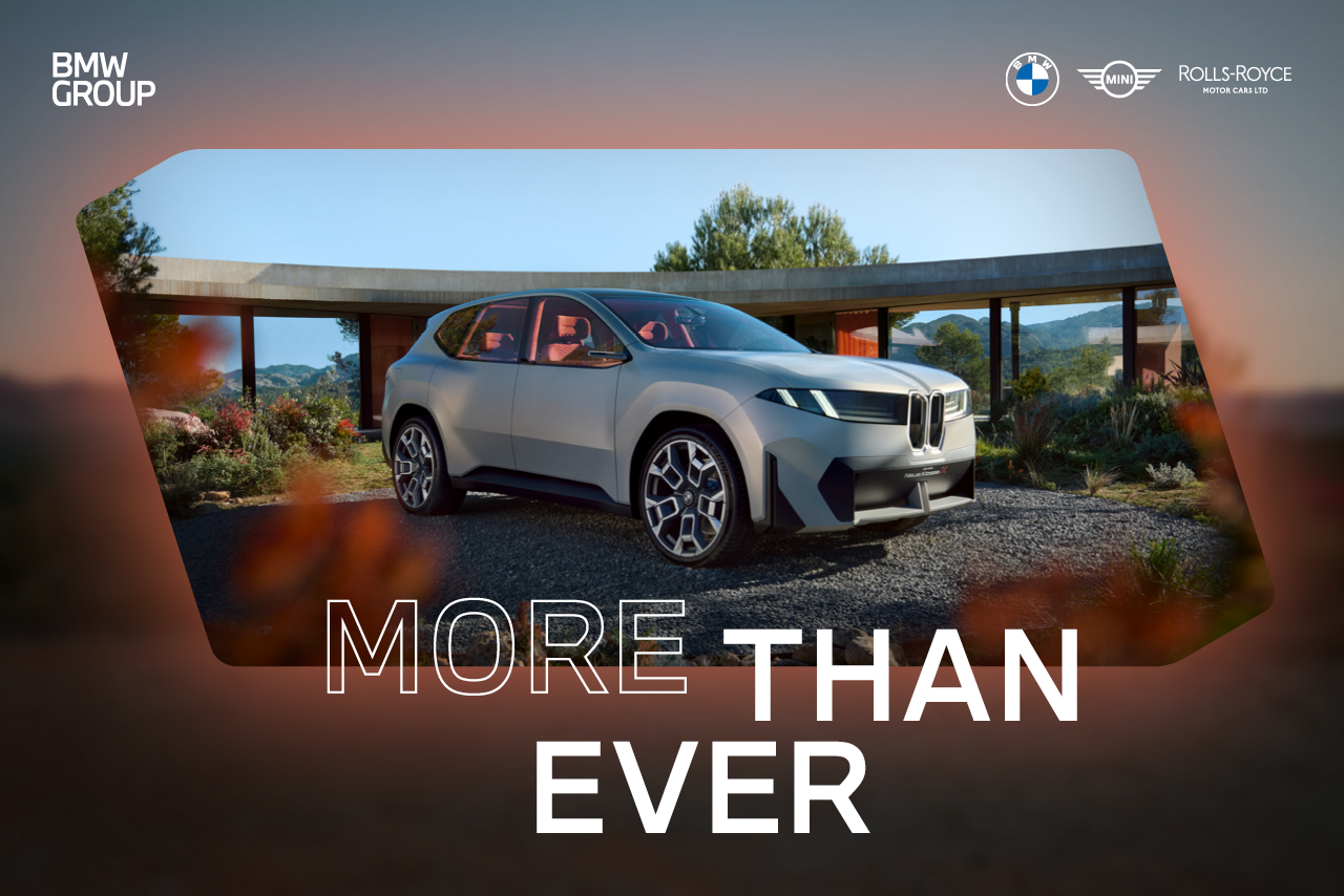 BMW Neue Klasse Fahrzeug in der Natur, Slogan "Driving the Next Era"