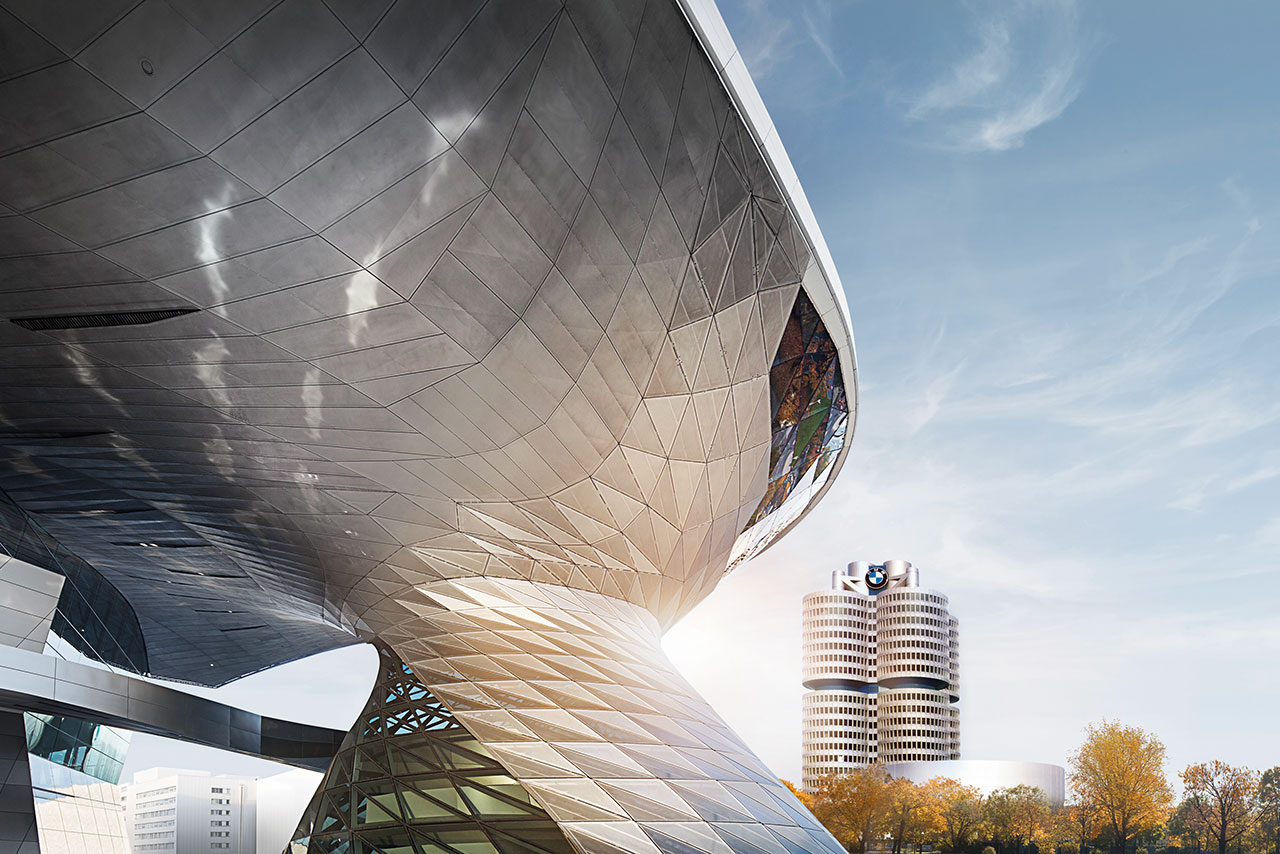 Blick von der BMW Welt auf den BMW Group Vierzylinder.