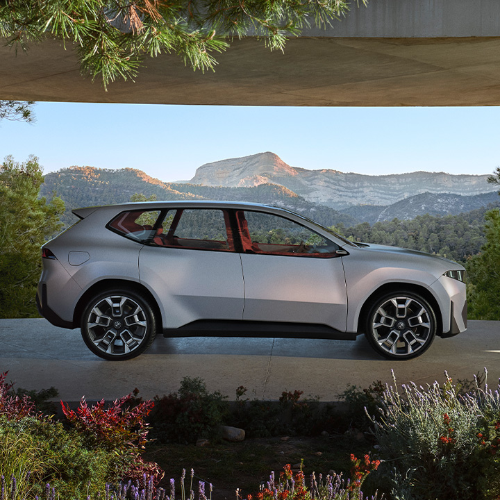 Visualisierte Abbildung eines BMW Fahrzeuges in der Natur.