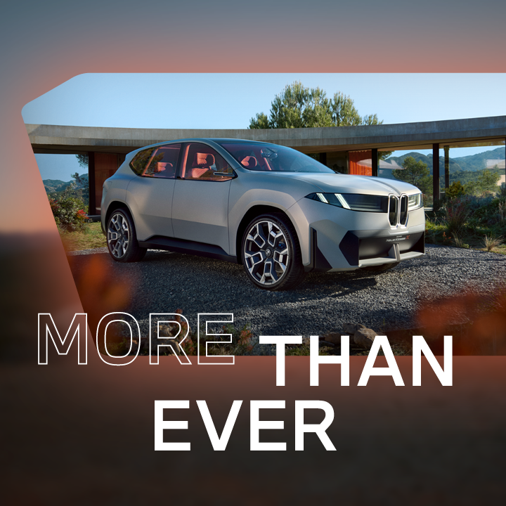 BMW "Neue Klasse" Fahrzeug in der Natur mit dem Slogan "Driving the Next Era".