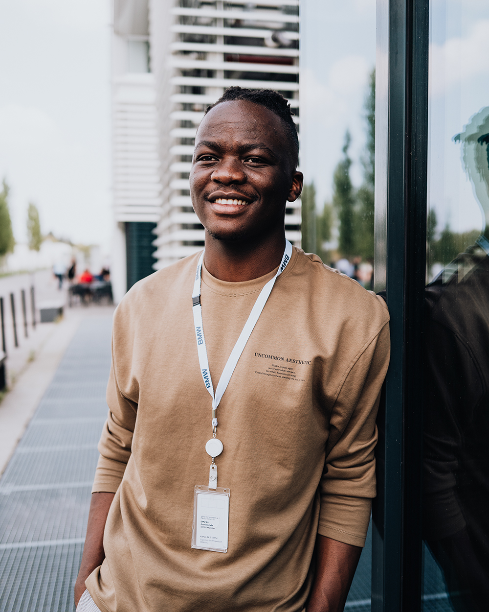 Der Werkstudent vor dem BMW Forschungs- und Innovationszentrum