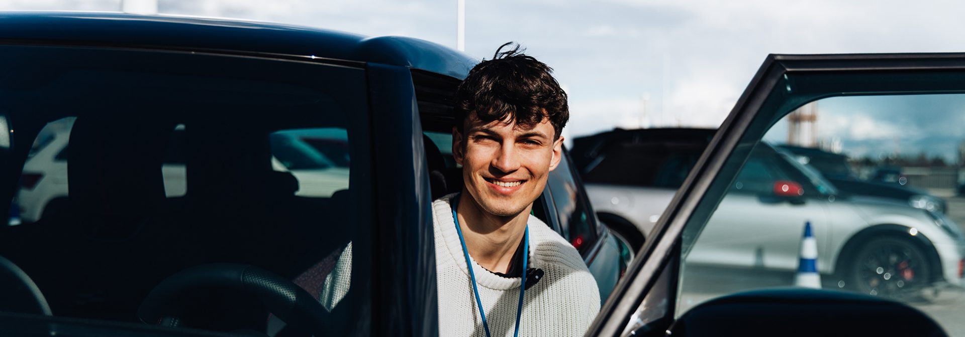 Dualer Student Anton auf dem Fahrersitz eines MINI