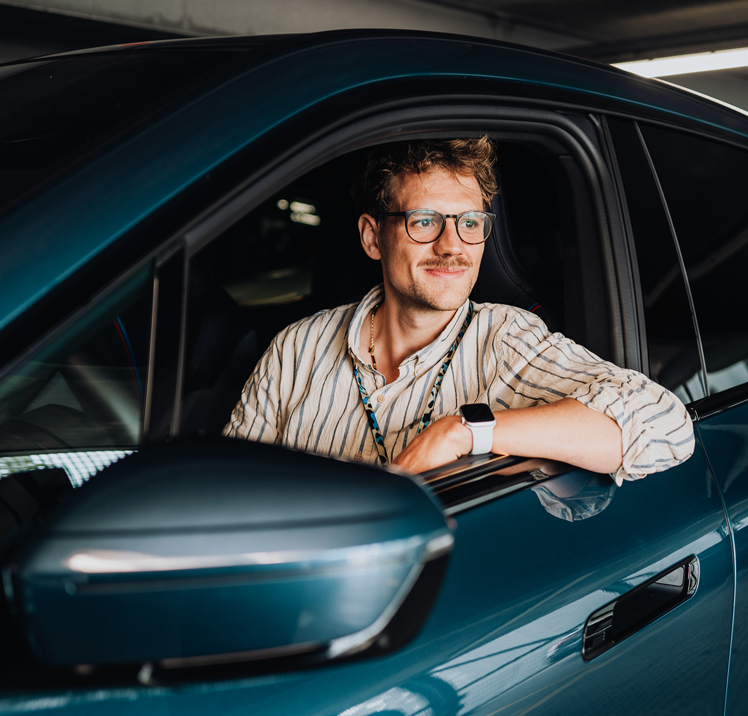 Praktikantin Harriet im Oldtimer-MINI