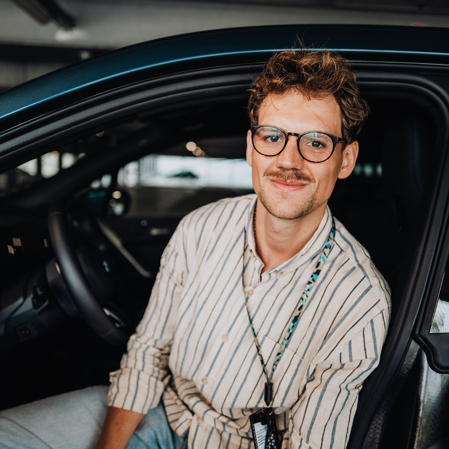 Praktikantin Harriet vor BMW M3