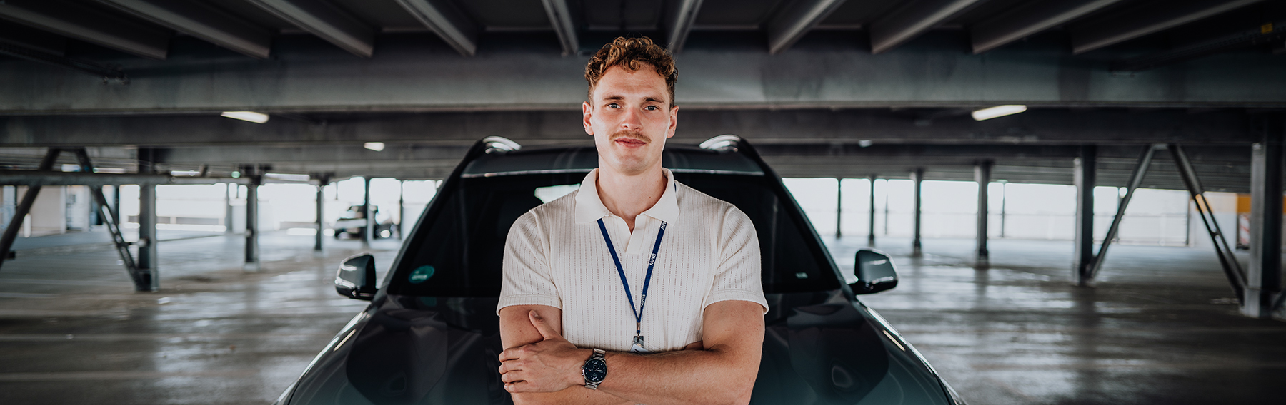 Ingenieur lehnt an einem BMW X7.