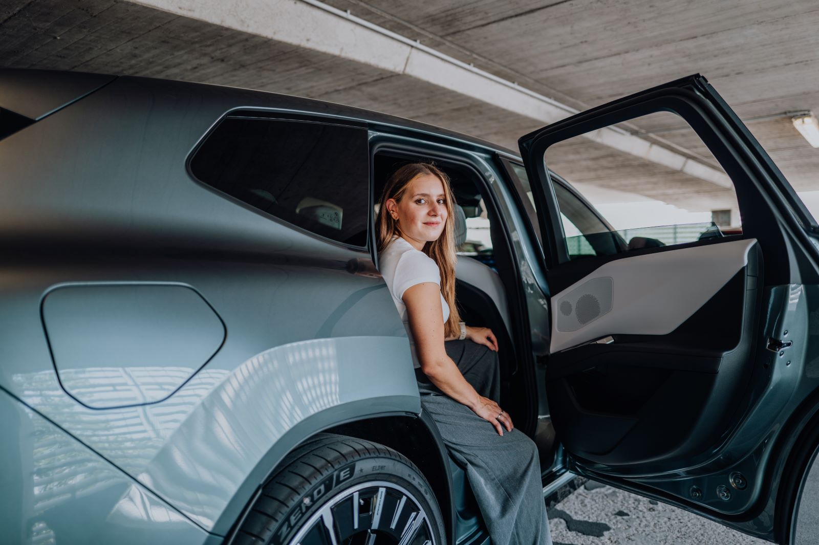 BMW Mitarbeiterin Sophia in einem BMW iX3