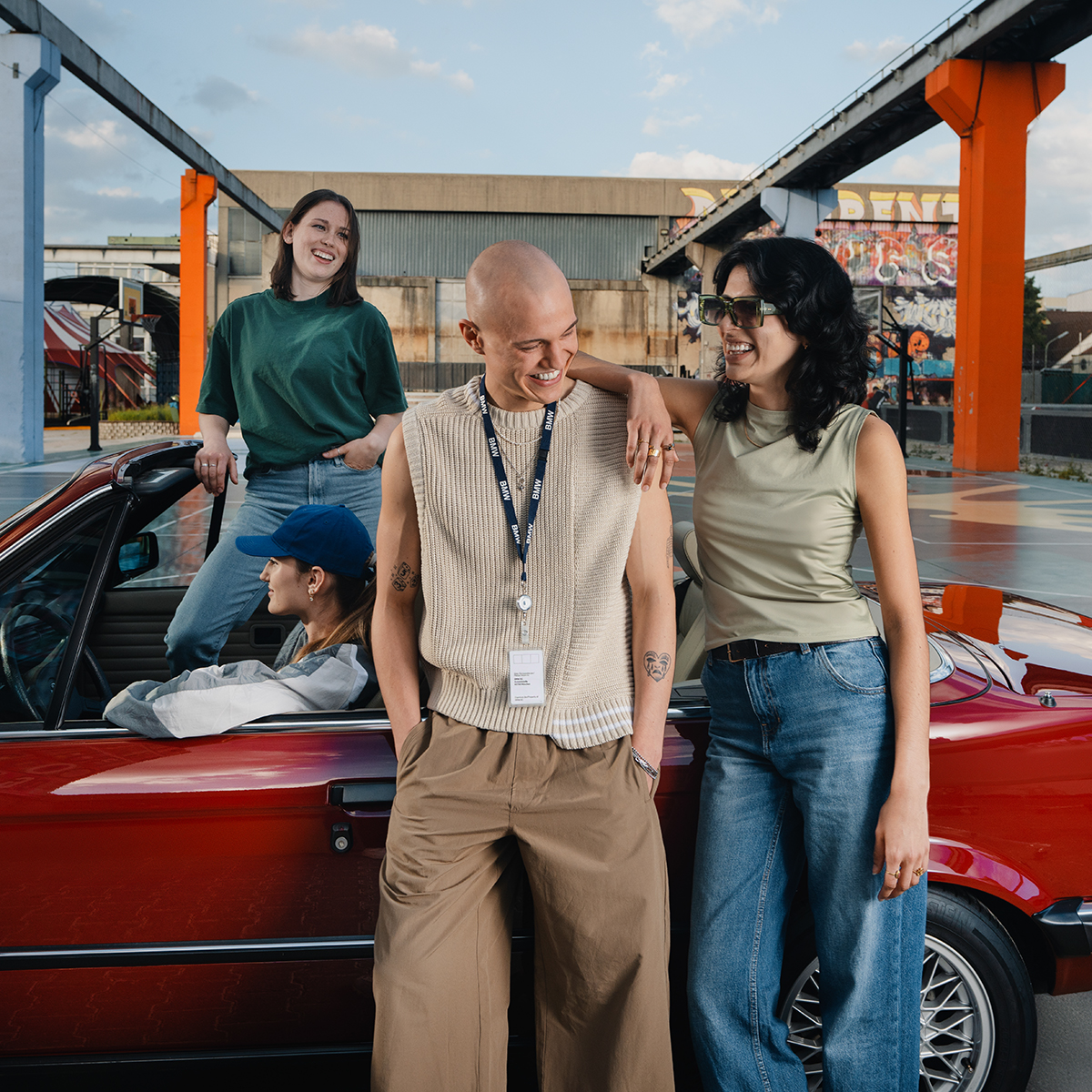 Vier Studierende mit BMW E30 Cabrio auf einem urbanen Basketballplatz