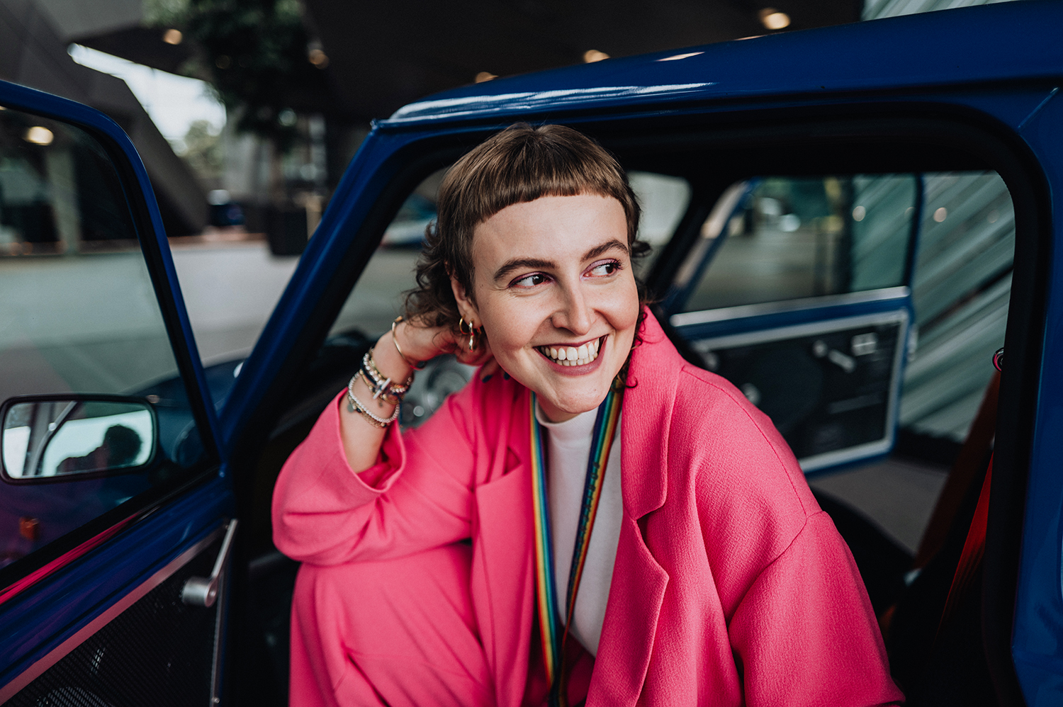 Werkstudentin Harriet in einem MINI Oldtimer