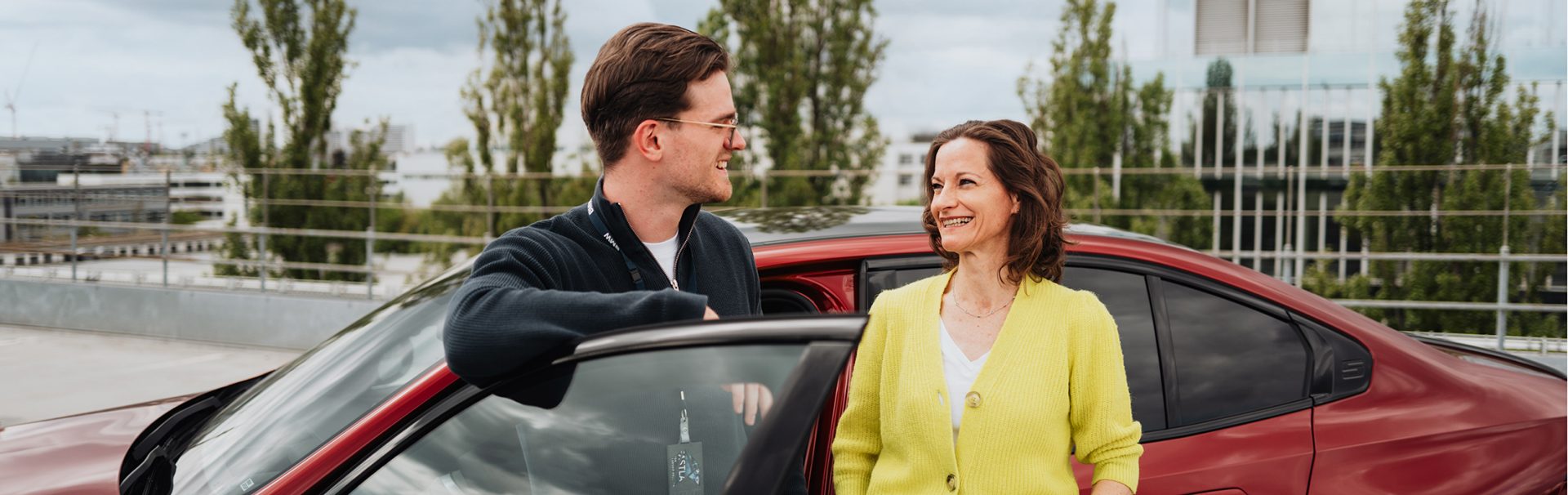 Fastlaner Simon und seine Mentorin Sabine mit BMW i5