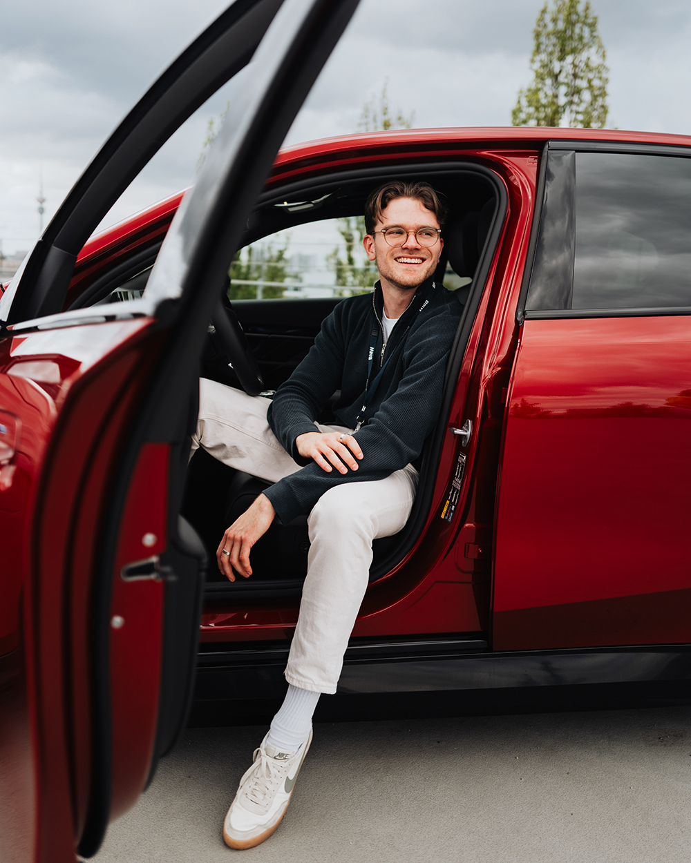 Fastlaner Simon in einem roten BMW i5