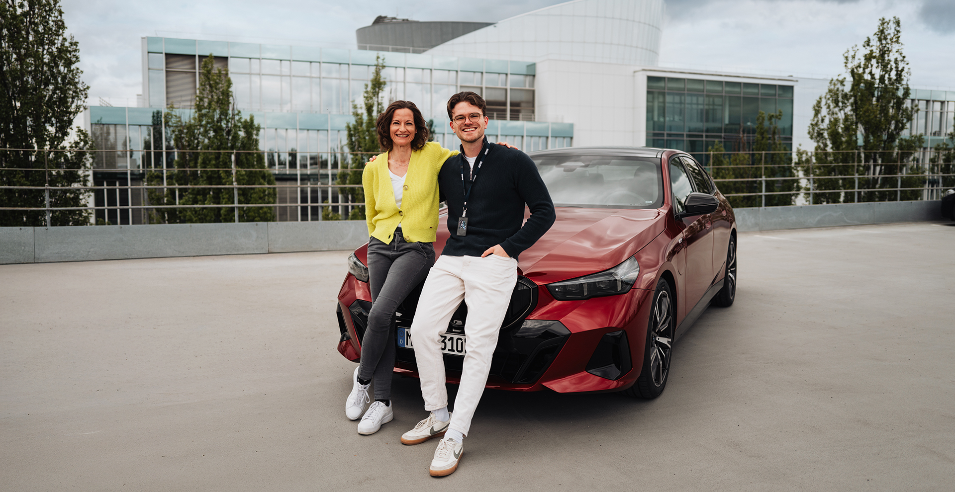 Fastlaner Simon und seine Mentorin Sabine mit BMW i5