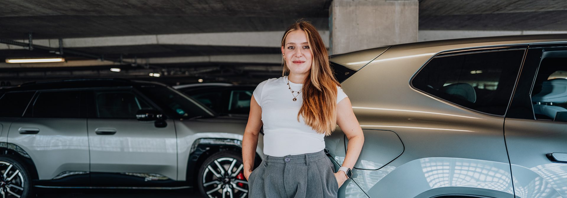BMW Mitarbeiterin Sophia vor einem BMW iX3