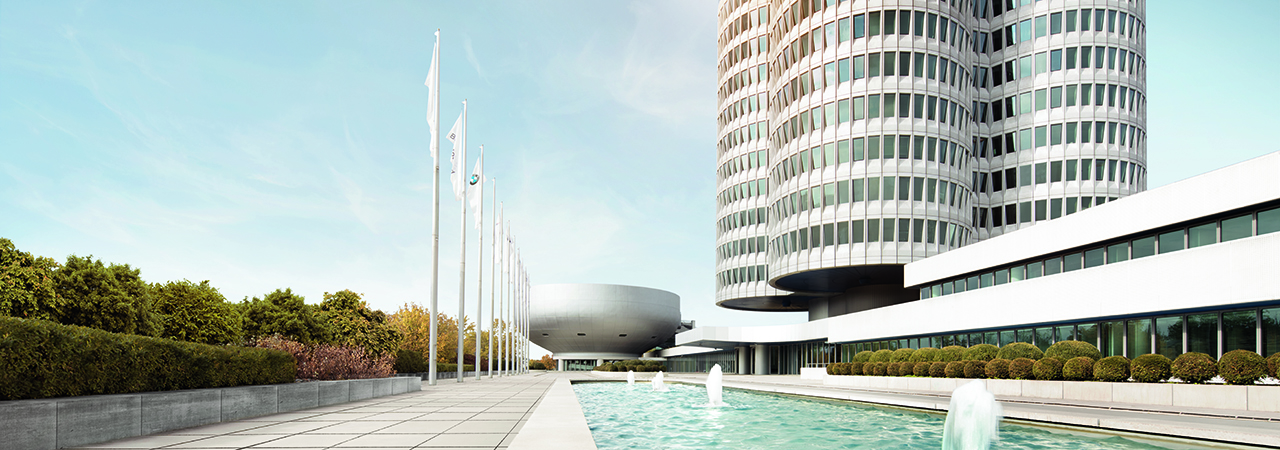 Der Campus vor dem BMW Museum in München.