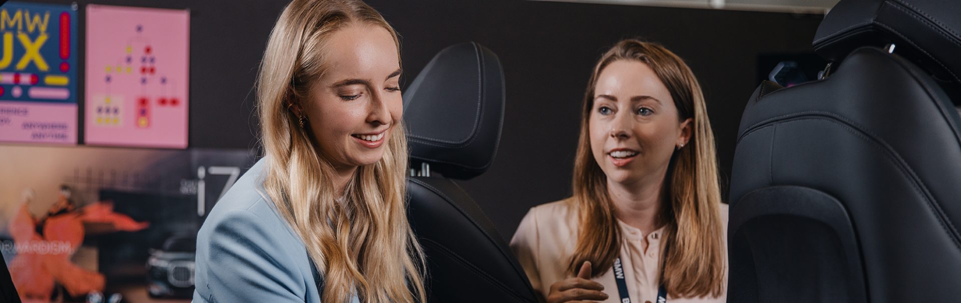 Zwei Kolleg:innen arbeiten im Interior eines Fahrsimulators