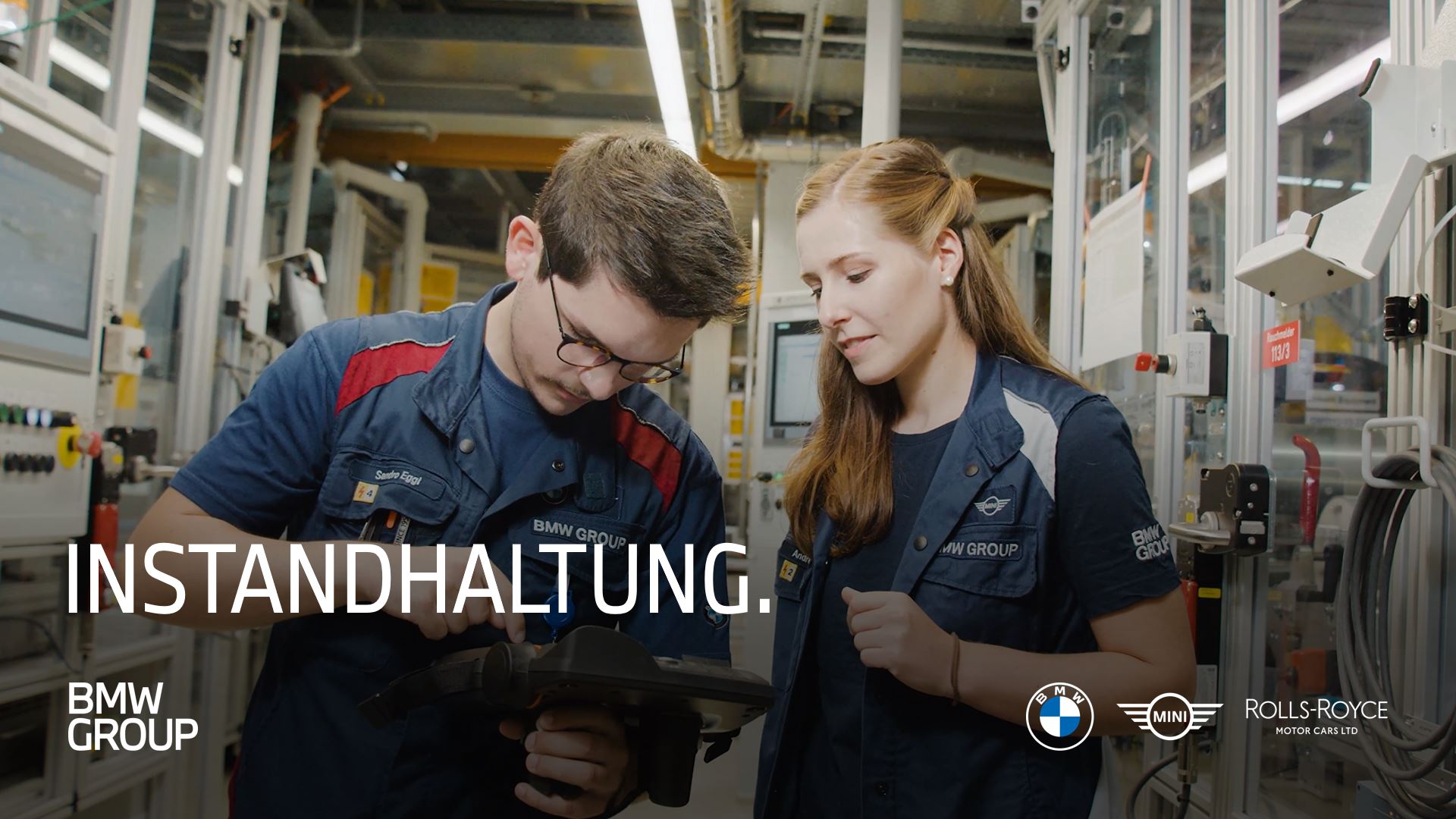 Zwei Instandhalter bei der Arbeit am Roboter