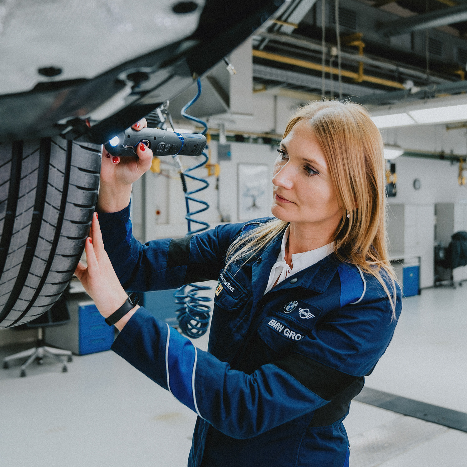 Female Quality Management Specialist at work at the BMW Group.